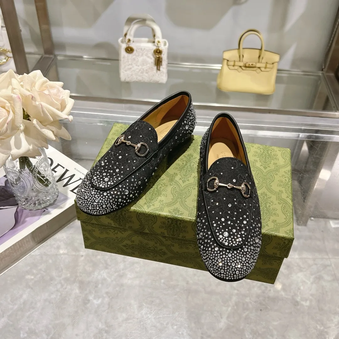 👟👟Ex-factory price 500👟👟 Genuine leather sole + 50 burgundy G diamonds (35-41) (41/42 customized) As an outstanding representative of Gucci’s design heritage, the Jordaan series of loafers with horsebit buckles vividly highlight the classic and elegant style. Crafted from the brand's signature monogram canvas, this shoe is timeless. Made from soft material and with a refined, smooth silhouette, these shoes are a perfect expression of everyday elegance. Gucci Angora Red GG Canvas Women Light Gold Tone Hardware Horsebit Faceted Crystal Detail Leather Sole Flat